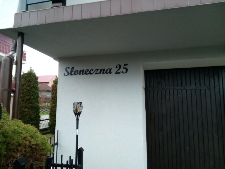 metalowa tabliczka, ulica Słoneczna 25